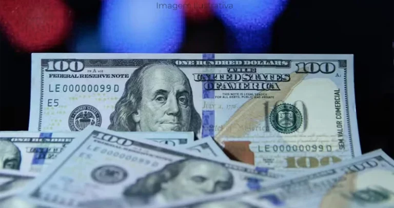 Dólar cai e fecha a R$ 5,42, menor valor em quase um ano; Ibovespa recua