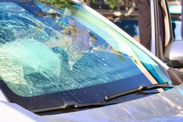 Motorista perde controle e bate em árvore após quebra de direção de carro
