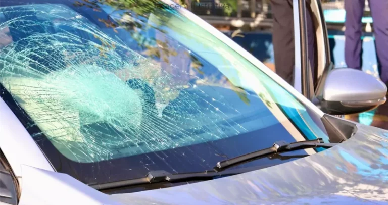 Motorista perde controle e bate em árvore após quebra de direção de carro