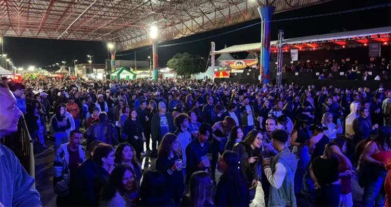 Raimundos coloca fogo no Carnaíba em primeiro dia de shows em Paranaíba