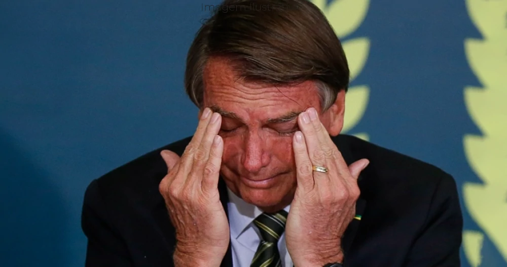 “Suprema humilhação”, diz Bolsonaro após colocar tornozeleira eletrônica