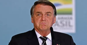 Bolsonaro tem prisão domiciliar decretada