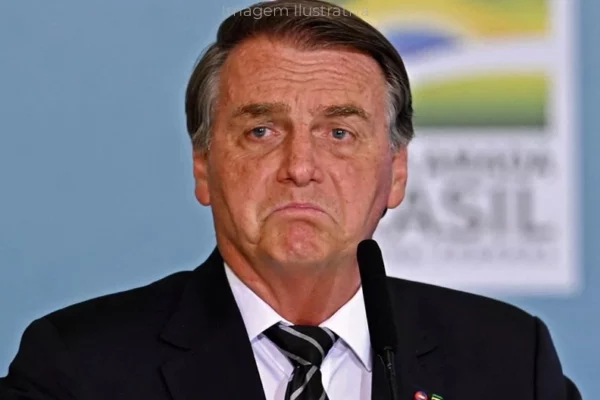 Bolsonaro tem prisão domiciliar decretada