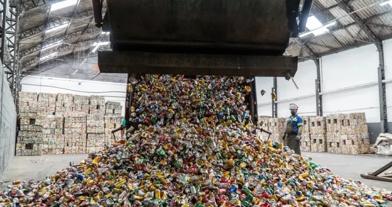 Brasil mantém liderança mundial na reciclagem de latinhas com 97,3% em 2024
