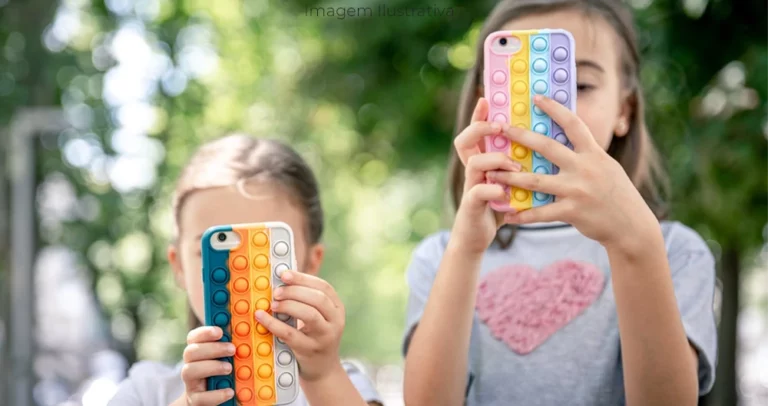 Câmara aprova projeto contra adultização de crianças nas redes sociais