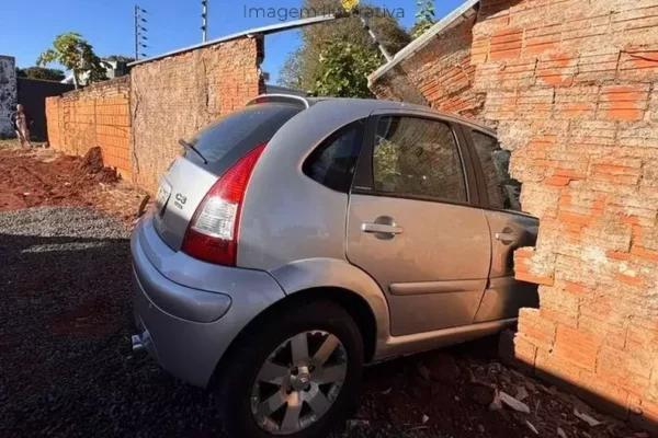 Idosa passa mal ao volante e carro derruba muro de academia