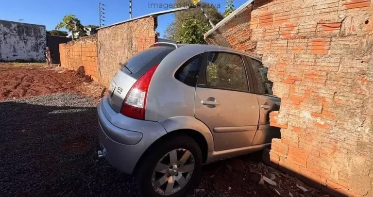 Idosa passa mal ao volante e carro derruba muro de academia
