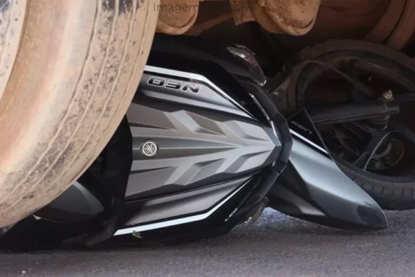 Motociclista morre ao ser atingida por caminhão boiadeiro