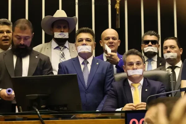 Oposição ocupa plenários por anistia e impeachment de Moraes