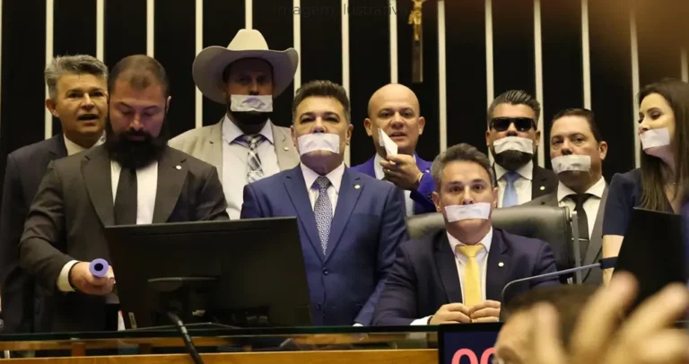 Oposição ocupa plenários por anistia e impeachment de Moraes