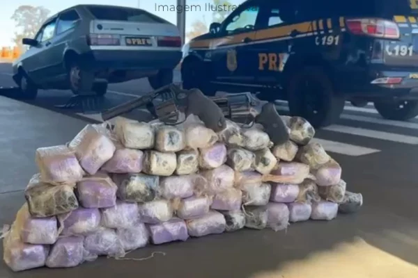 PRF apreende cocaína e armas na BR-158 em Paranaíba