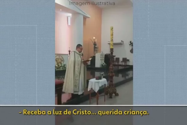 Padre é denunciado por preconceito ao recusar dizer nome de criança em batismo