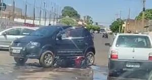 Vídeo - Câmera flagra carro atropelando motociclista no Carnaíba