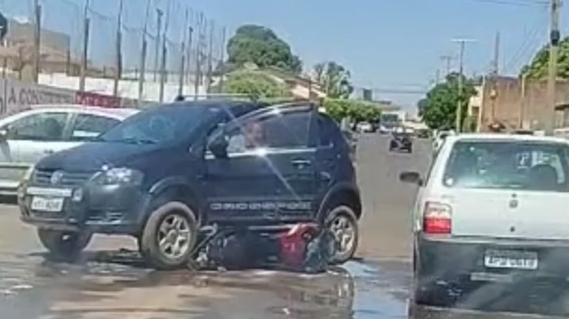 Vídeo - Câmera flagra carro atropelando motociclista no Carnaíba