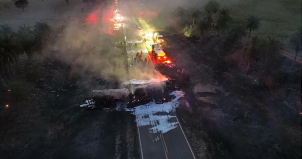 Caminhoneiro de MS morre carbonizado após acidente em SP
