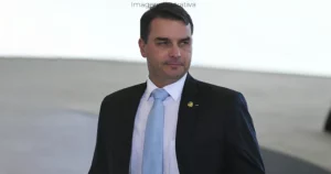 Flávio Bolsonaro acusa Moraes de 'faculdades mentais anormais' e defende anistia