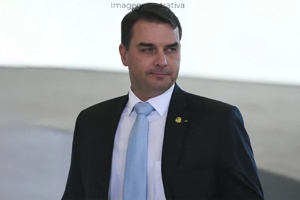 Flávio Bolsonaro acusa Moraes de 'faculdades mentais anormais' e defende anistia