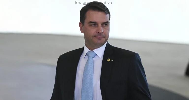 Flávio Bolsonaro acusa Moraes de 'faculdades mentais anormais' e defende anistia