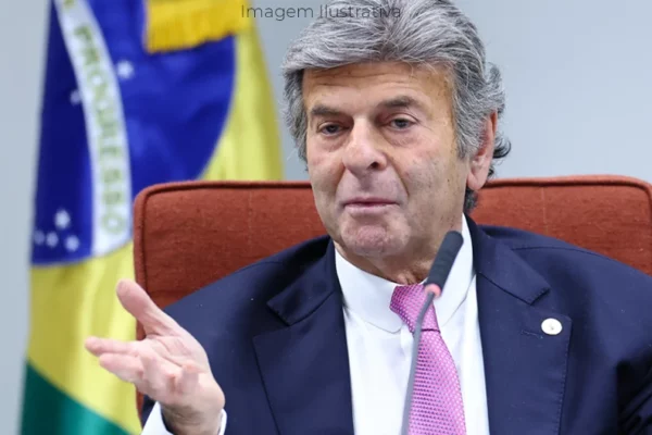 Fux diz que STF é incompetente para julgar Bolsonaro e vota para anular ação