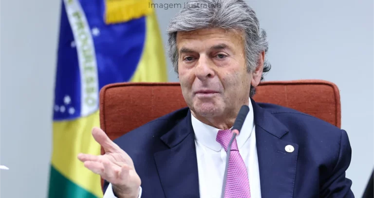 Fux diz que STF é incompetente para julgar Bolsonaro e vota para anular ação