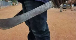 Homem sofre golpes de facão e tem orelha arrancada durante roubo