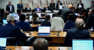 PEC da Blindagem é enterrada na CCJ do Senado