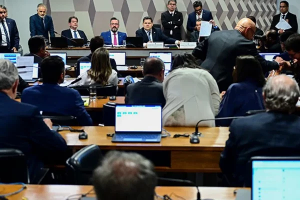 PEC da Blindagem é enterrada na CCJ do Senado