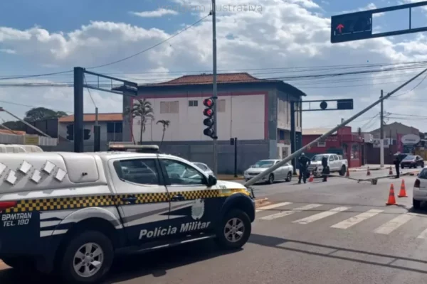Poste de iluminação cai e atinge para-brisa de veículo
