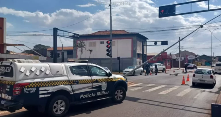 Poste de iluminação cai e atinge para-brisa de veículo