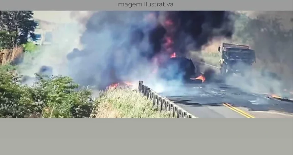 carreta com produtos químicos pega fogo na BR-158