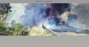 carreta com produtos químicos pega fogo na BR-158