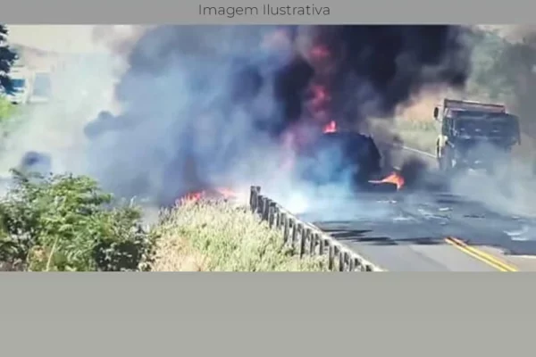 carreta com produtos químicos pega fogo na BR-158