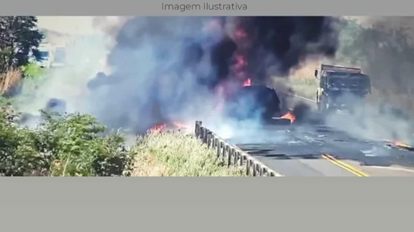 carreta com produtos químicos pega fogo na BR-158