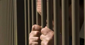 Homem é preso após quebrar o fêmur da esposa em MS