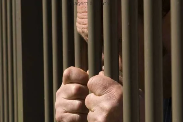 Homem é preso após quebrar o fêmur da esposa em MS