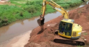 Prefeito afirma que obras no Córrego Fazendinha devem ser retomadas