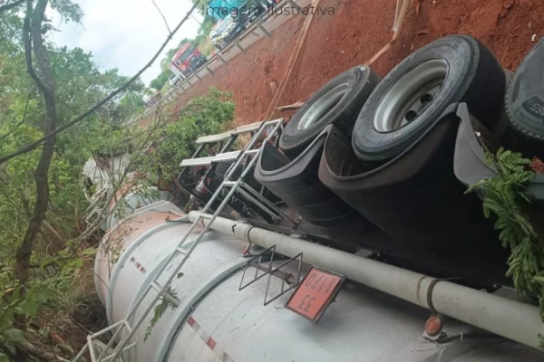 Tombamento de carreta causa fechamento da BR-158 em Paranaíba