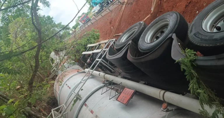 Tombamento de carreta causa fechamento da BR-158 em Paranaíba