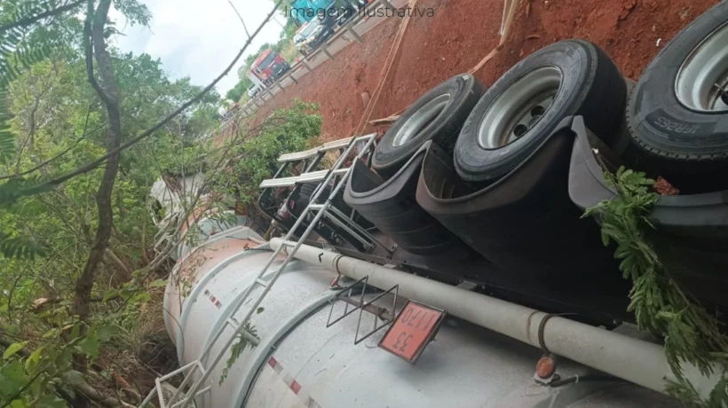 Tombamento de carreta causa fechamento da BR-158 em Paranaíba