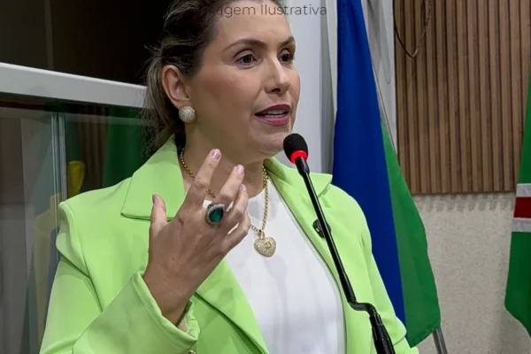 ‘Dignidade menstrual é uma questão de saúde pública’, diz vereadora Débora Queiroz ao propor cumprimento da lei federal