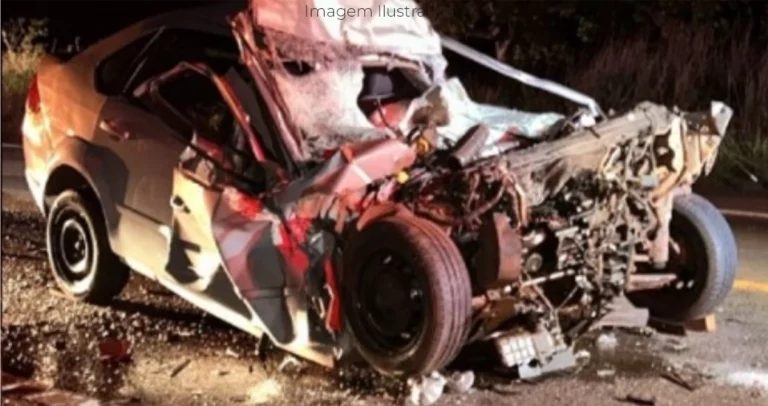 Vítima de 54 anos ficou presa às ferragens após bater na traseira de veículo de carga em rodovia; impacto lançou destroços na rodovia.