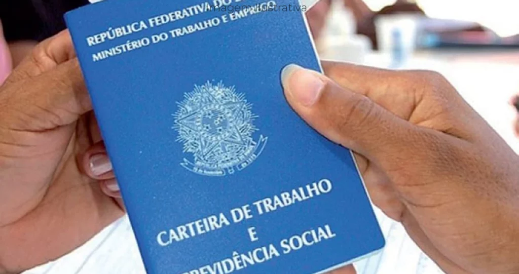 duas mulheres negras segurando uma carteira de trabalho