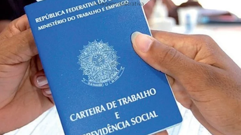 duas mulheres negras segurando uma carteira de trabalho