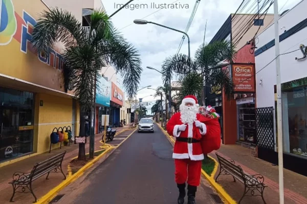 ?Foto do papaiil noel caminhando pela rua Visconde de Taunay em Paranaíba-MS