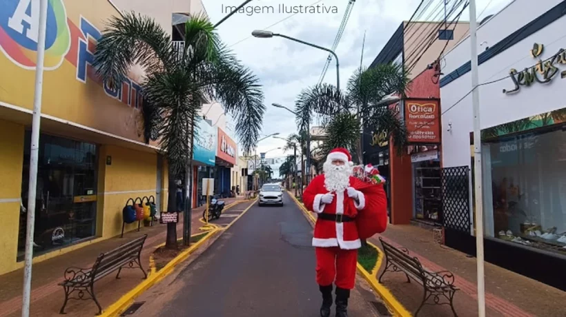 ?Foto do papaiil noel caminhando pela rua Visconde de Taunay em Paranaíba-MS