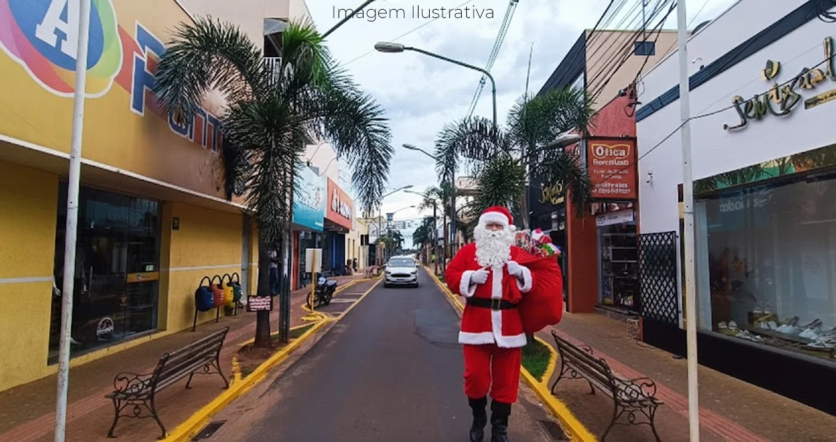 ?Foto do papaiil noel caminhando pela rua Visconde de Taunay em Paranaíba-MS