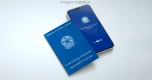 Imagem de uma carteira de trabalho digital e outra carteira de trabalho comum