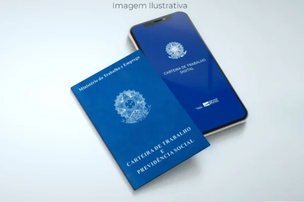 Imagem de uma carteira de trabalho digital e outra carteira de trabalho comum