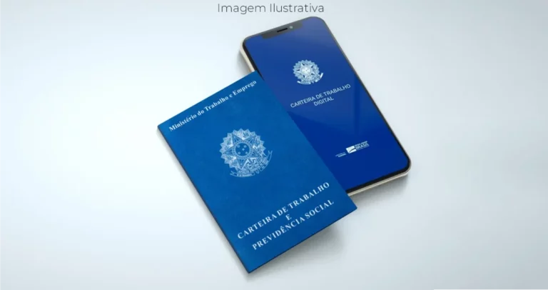 Imagem de uma carteira de trabalho digital e outra carteira de trabalho comum