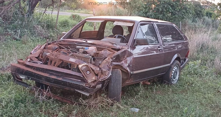 carro acidentado as margens da MS-497 em Paranaíba MS